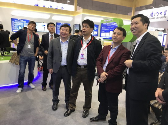 教育部科技发展中心副主任罗方述、刘红斌,上海市教委科技处处长许开宇、科技发展中心主任陆震,我校副校长顾祥林等分别来到同济展区,饶有兴致地参观项目及展品,听取成果介绍。 教育部科技发展中心副主任罗方述、刘红斌,上海市教委科技处处长许开宇、科技发展中心主任陆震,我校副校长顾祥林等分别来到同济展区,饶有兴致地参观项目及展品,听取成果介绍。