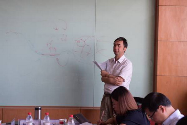 青海柴达木兴华锂盐有限公司庞全世高级工程师介绍了柴旦盐湖资源综合利用情况,表示在提锂方面他个人倾向于膜分离法和萃取法,重点介绍了兴华箱式萃取法提锂技术,并认为萃取法效率高。 青海柴达木兴华锂盐有限公司庞全世高级工程师介绍了柴旦盐湖资源综合利用情况,表示在提锂方面他个人倾向于膜分离法和萃取法,重点介绍了兴华箱式萃取法提锂技术,并认为萃取法效率高。