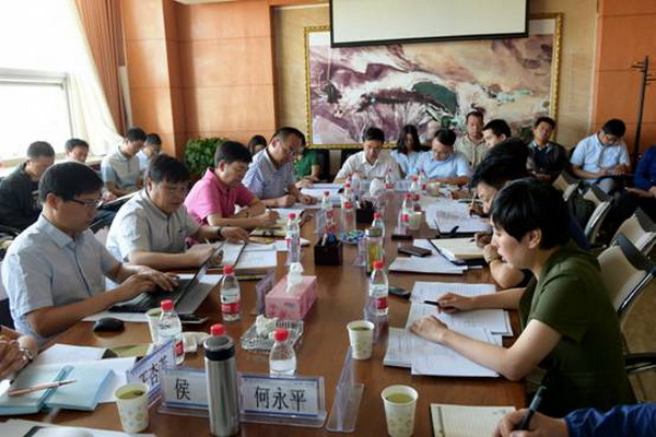 2017年7月30日,青海盐湖工业股份公司召开盐湖镁锂钾科技创新研讨会,省科技厅、中科院盐湖研究所、中国地质科学院矿产资源研究所、化工部长沙设计研究院等科研院所的专家学者,以及中信国安、盐湖启迪、柴达木兴华锂盐、北辰科技等企业代表,还有股份公司技术部和镁、锂、钾各板块的技术专家等人员出席。 2017年7月30日,青海盐湖工业股份公司召开盐湖镁锂钾科技创新研讨会,省科技厅、中科院盐湖研究所、中国地质科学院矿产资源研究所、化工部长沙设计研究院等科研院所的专家学者,以及中信国安、盐湖启迪、柴达木兴华锂盐、北辰科技等企业代表,还有股份公司技术部和镁、锂、钾各板块的技术专家等人员出席。