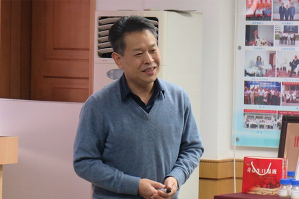 朱宝库教授作“两亲高分子超纳滤膜材料及应用”报告 朱宝库教授作“两亲高分子超纳滤膜材料及应用”报告