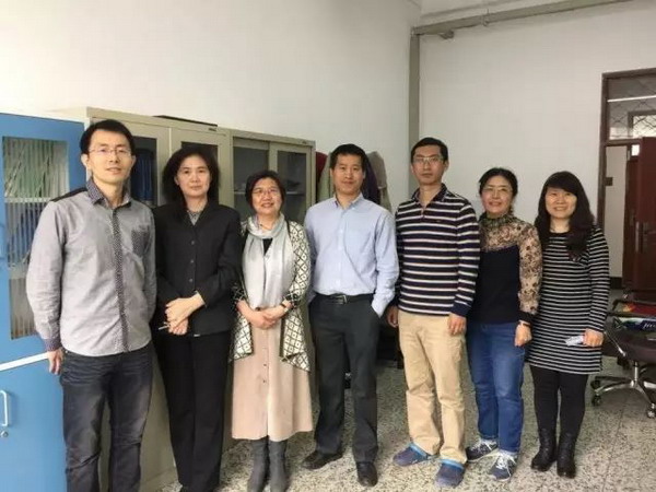 赵方波副教授(左四)及研究团队主要成员 赵方波副教授(左四)及研究团队主要成员