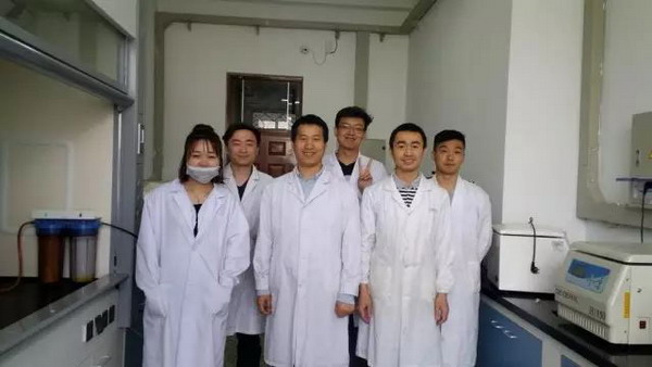 赵方波副教授(左三)及从事膜分离技术研究的研究生 赵方波副教授(左三)及从事膜分离技术研究的研究生