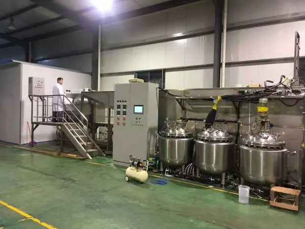 赵方波副教授调试膜生产线 赵方波副教授调试膜生产线