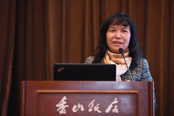 清华大学环境模拟与污染控制国家重点联合实验室主任黄霞教授主持并致辞 清华大学环境模拟与污染控制国家重点联合实验室主任黄霞教授主持并致辞