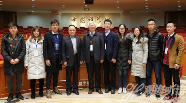 李树轩（左三）和与会的海大学子，与高从堦院士（左五）、蹇锡高院士（左四）等嘉宾合影。