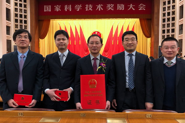 余刚教授等5人出席奖励大会 余刚教授等5人出席奖励大会