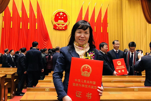 黄霞教授代表获奖团队出席奖励大会 黄霞教授代表获奖团队出席奖励大会