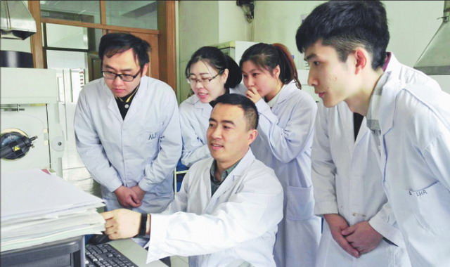 王威正和学生们对新制备的实验产品进行论证 王威正和学生们对新制备的实验产品进行论证