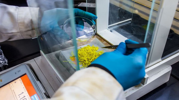 实验室成员在细心地称量PIM膜所用的原料。PIM是由芳香四醇单体和含氟的化合物反应生成的含有二氧六环结构的聚合物,因为其性能优良,被广泛应用于气体分离和离子交换膜的研究。 实验室成员在细心地称量PIM膜所用的原料。PIM是由芳香四醇单体和含氟的化合物反应生成的含有二氧六环结构的聚合物,因为其性能优良,被广泛应用于气体分离和离子交换膜的研究。