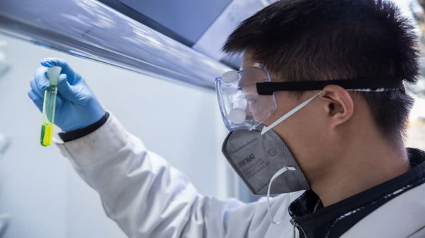 学生在仔细地观察成膜用铸膜液的形态。PIM在不同的溶剂中形成铸膜液的性质差别较大,所以需要探索最佳的铸膜液条件。 学生在仔细地观察成膜用铸膜液的形态。PIM在不同的溶剂中形成铸膜液的性质差别较大,所以需要探索最佳的铸膜液条件。