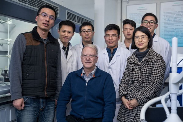 迈克尔·盖弗教授团队成员在绿色能源实验室的合影 迈克尔·盖弗教授团队成员在绿色能源实验室的合影