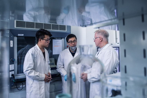 盖弗教授在给两名课题组成员讲解实验安全及实验室安全的有关注意事项。 盖弗教授在给两名课题组成员讲解实验安全及实验室安全的有关注意事项。