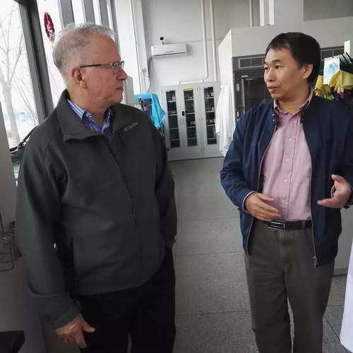 盖弗教授与内燃机重点实验室的缘分来自于重点实验室引进的第一位千人——滑铁卢大学的李献国教授。图为二人在实验室交流科研平台建设。他们在“绿色动力”的道路上开启了接力棒式的赛跑模式,带领着实验室团队不断前行。 盖弗教授与内燃机重点实验室的缘分来自于重点实验室引进的第一位千人——滑铁卢大学的李献国教授。图为二人在实验室交流科研平台建设。他们在“绿色动力”的道路上开启了接力棒式的赛跑模式,带领着实验室团队不断前行。