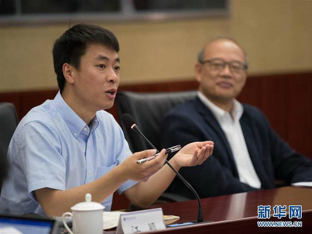 5月14日,在中科院物理研究所会议室举行的发布会上,北京大学物理学院教授江颖(左)和中科院院士、北京大学讲席教授王恩哥在回答记者提问。(新华社记者 金立旺 摄) 5月14日,在中科院物理研究所会议室举行的发布会上,北京大学物理学院教授江颖(左)和中科院院士、北京大学讲席教授王恩哥在回答记者提问。(新华社记者 金立旺 摄)