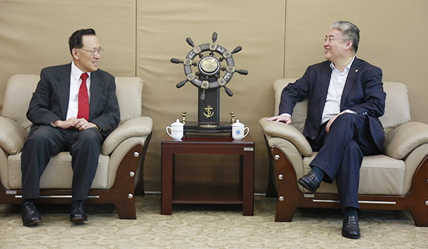 何文寿院士(左)与于志刚校长会见时亲切交谈 何文寿院士(左)与于志刚校长会见时亲切交谈