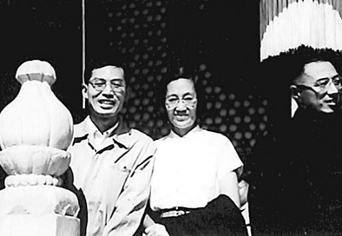 1966年,葛昌纯被邀请至天安门城楼观礼(左起依次为葛昌纯、王承书、彭恒武)。 1966年,葛昌纯被邀请至天安门城楼观礼(左起依次为葛昌纯、王承书、彭恒武)。
