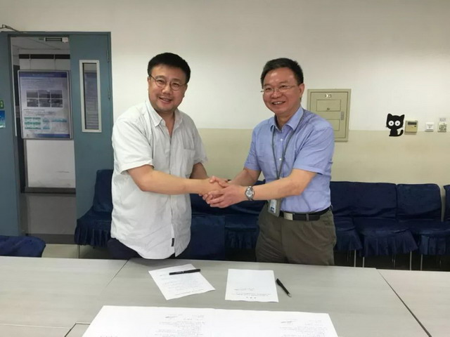 6月3日上午,正在北京出差的严纯华校长与任罡教授签订了“千人计划”意向书。 6月3日上午,正在北京出差的严纯华校长与任罡教授签订了“千人计划”意向书。