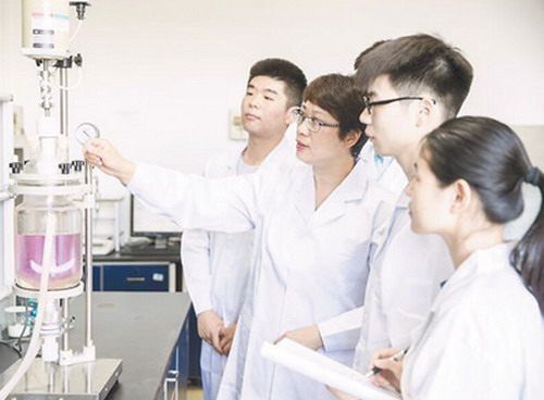 唐娜(左二)在指导学生做实验 唐娜(左二)在指导学生做实验