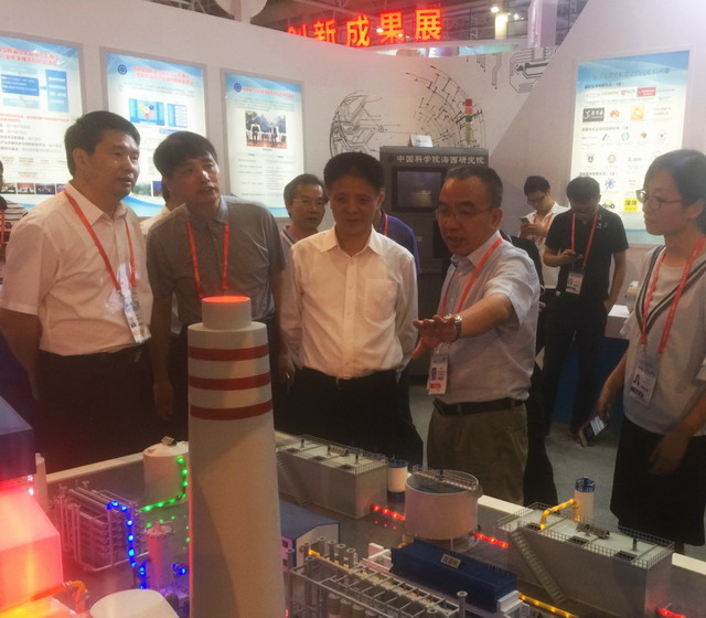 福建省常务副省长张志南到展台参观 福建省常务副省长张志南到展台参观