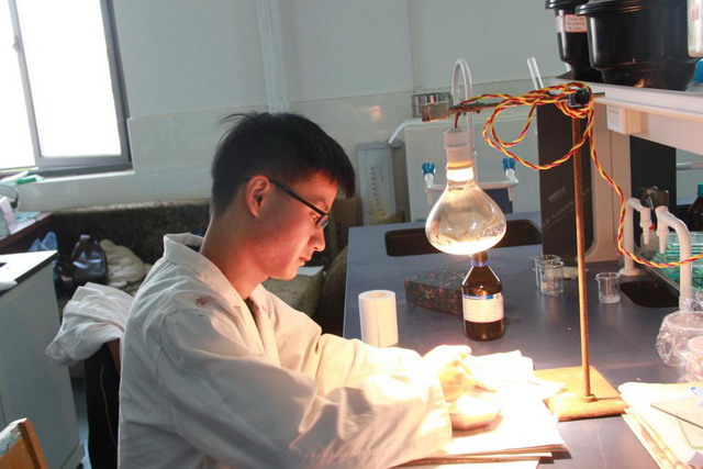 郑根稳教授课题组研发燃料电池碱性阴离子交换膜材料 郑根稳教授课题组研发燃料电池碱性阴离子交换膜材料