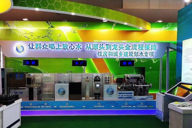 “在饮用水安全保障领域,我们已研发了140项关键技术,建成110多项示范工程,构建了从水源地到水龙头全流程饮用水安全保障技术体系”。水专项技术副总师、饮用水安全保障专家组组长邵益生告诉科技日报记者。(源自:《科技日报》记者 唐婷 刘垠) “在饮用水安全保障领域,我们已研发了140项关键技术,建成110多项示范工程,构建了从水源地到水龙头全流程饮用水安全保障技术体系”。水专项技术副总师、饮用水安全保障专家组组长邵益生告诉科技日报记者。(源自:《科技日报》记者 唐婷 刘垠)