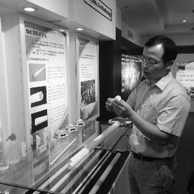 久吾高科副总经理程恒展示陶瓷膜设备 久吾高科副总经理程恒展示陶瓷膜设备