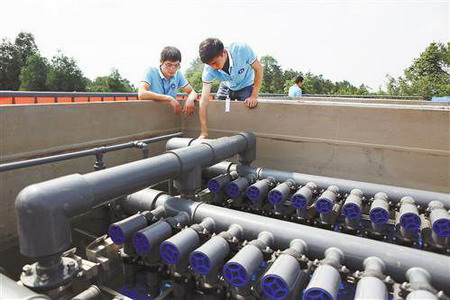 6月29日,綦江区郭扶镇龙泉水厂工作人员正在调试供水设备 6月29日,綦江区郭扶镇龙泉水厂工作人员正在调试供水设备