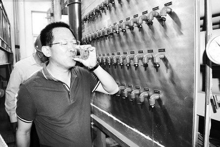 山东默锐科技公司副董事长杨树仁在品尝处理后的工业用水 山东默锐科技公司副董事长杨树仁在品尝处理后的工业用水