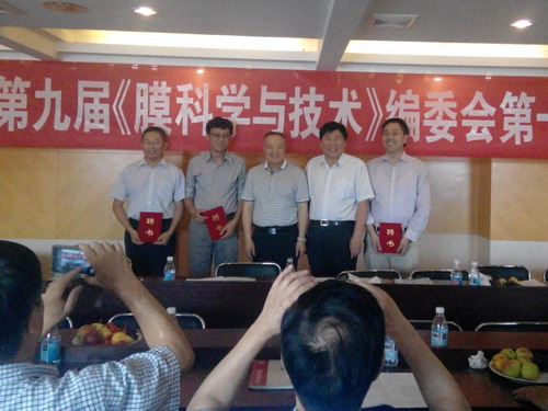 侯立安院士为新增聘的三位教授颁发了聘书 侯立安院士为新增聘的三位教授颁发了聘书