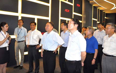 徐南平副省长(前排左4)与周济院长(前排左3)一道观看康得新发展历程 徐南平副省长(前排左4)与周济院长(前排左3)一道观看康得新发展历程