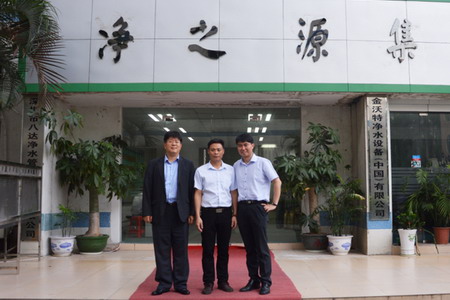 净之源集团总经理庄景添先生(中)、世韩金炅完(右)、厂长李斗远(左)合影 净之源集团总经理庄景添先生(中)、世韩金炅完(右)、厂长李斗远(左)合影