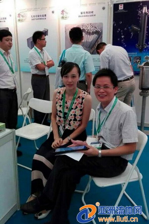 亚洲流体网蓝斌经理(前右)与凡闰司公司相关负责人 亚洲流体网蓝斌经理(前右)与凡闰司公司相关负责人