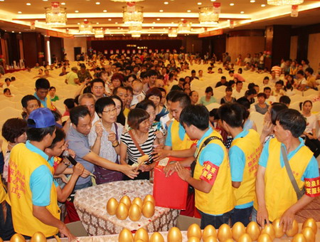 活动现场吸引了3000多人抢购泉来净水器 活动现场吸引了3000多人抢购泉来净水器