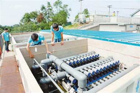 郭扶镇龙泉水厂工作人员正在调试供水设备 郭扶镇龙泉水厂工作人员正在调试供水设备