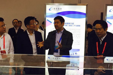 江苏省副省长徐南平(右1)来到南京高新区展台 江苏省副省长徐南平(右1)来到南京高新区展台