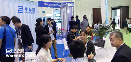 展位上参观交流的人流络绎不绝 展位上参观交流的人流络绎不绝