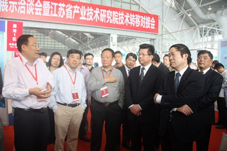 徐南平考察中国江苏产学研合作成果展洽会中科院展区 徐南平考察中国江苏产学研合作成果展洽会中科院展区