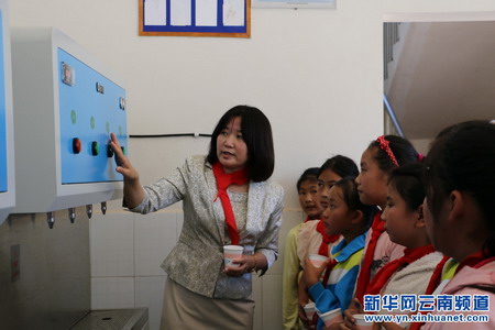 捐赠方代表刘新英在向学生们讲解健康饮水的常识