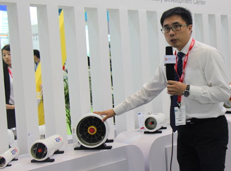 哈尔滨乐普实业发展中心市场部客服主管邱东先生接受采访 哈尔滨乐普实业发展中心市场部客服主管邱东先生接受采访