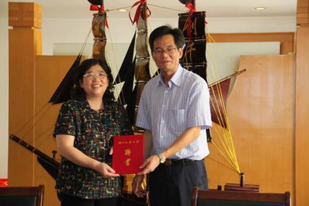 蔡袁强校长向李琳梅所长颁发了浙江工业大学兼职教授聘书 蔡袁强校长向李琳梅所长颁发了浙江工业大学兼职教授聘书