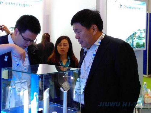中国膜工业协会秘书长王继文亲临久吾展台听取久吾高科水处理技术主管张荟钦博士讲解 中国膜工业协会秘书长王继文亲临久吾展台听取久吾高科水处理技术主管张荟钦博士讲解