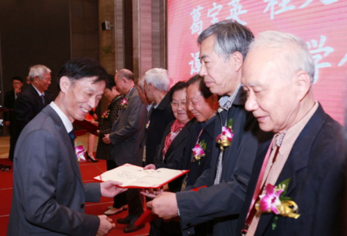 杭州水处理技术研究开发中心主任郑根江为获奖者颁奖 杭州水处理技术研究开发中心主任郑根江为获奖者颁奖