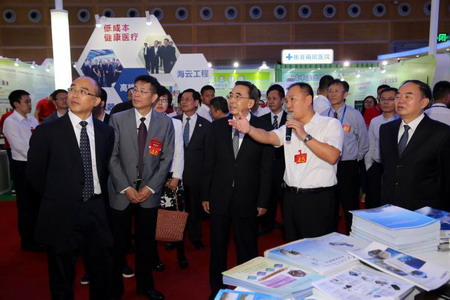 广东省省长朱小丹（中）在邓麦村（前排左二）的陪同下参观中科院展区