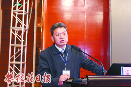 国家海洋局天津海水淡化与综合利用研究所总工程师阮国岭在作报告 国家海洋局天津海水淡化与综合利用研究所总工程师阮国岭在作报告