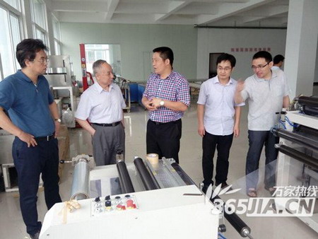 徐铜文教授陪同中国石油化工科学研究院舒兴田院士等一行参观科大－永佳膜中心