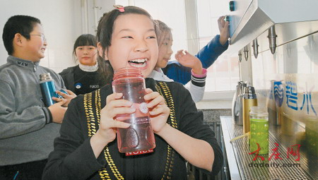 碧水源饮水思源为大庆市东新一小免费捐赠一台纳滤净水机 碧水源饮水思源为大庆市东新一小免费捐赠一台纳滤净水机