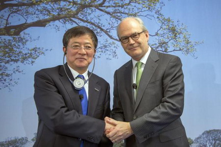 中国化工董事长任建新(左)与先正达董事长戴莫瑞 中国化工董事长任建新(左)与先正达董事长戴莫瑞