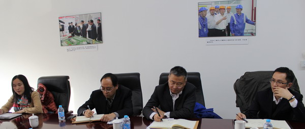 蓝星东丽董事长王建军(左二)陪同李守荣(右二)调研 蓝星东丽董事长王建军(左二)陪同李守荣(右二)调研