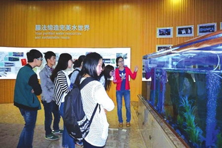 观众参观膜天膜科普教育基地 观众参观膜天膜科普教育基地
