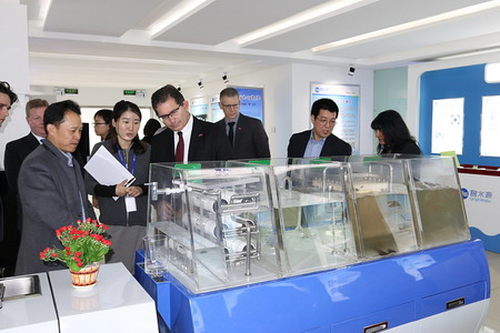 澳大利亚新南威尔士大学校长一行考察碧水源怀柔基地 澳大利亚新南威尔士大学校长一行考察碧水源怀柔基地